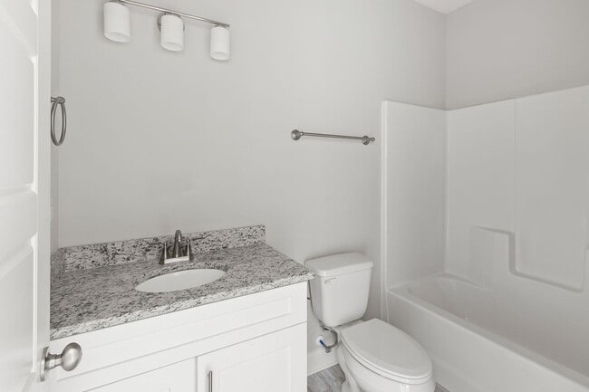 Building Photo - Luxury Townhome Heart of Auburn!