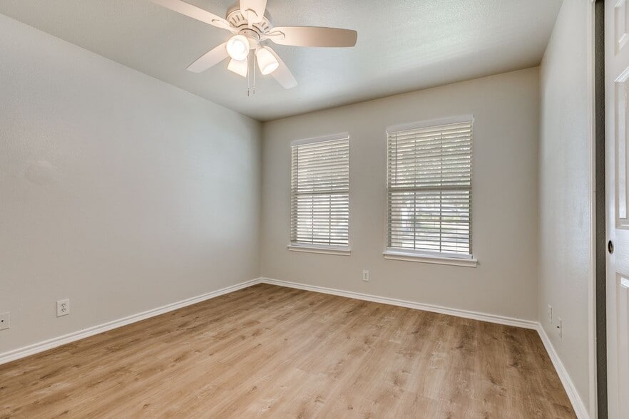 Building Photo - 2214 Sun Chase Blvd