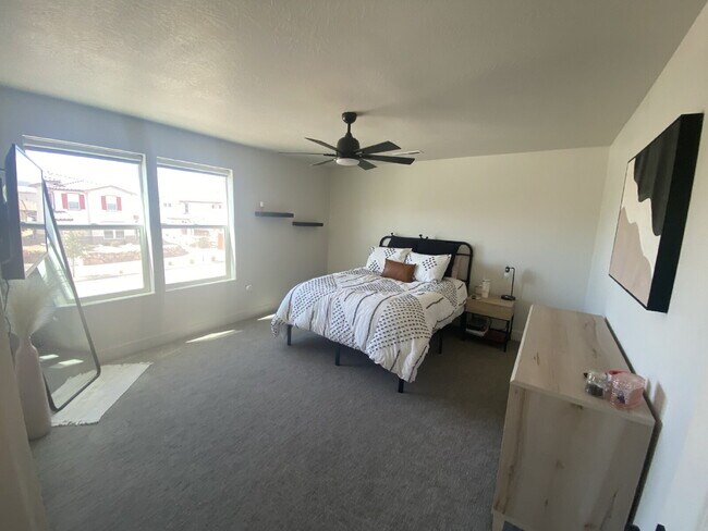 Building Photo - Breathtaking Desert Color 3 bed 2.5 bath townhome for rent!