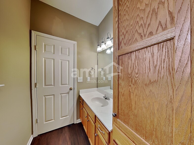 Building Photo - 423 Brownstone St