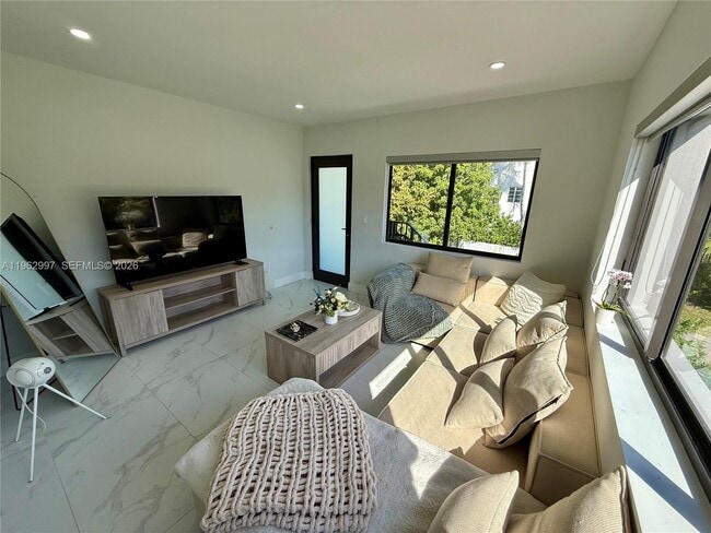 Building Photo - 944 Jefferson Ave