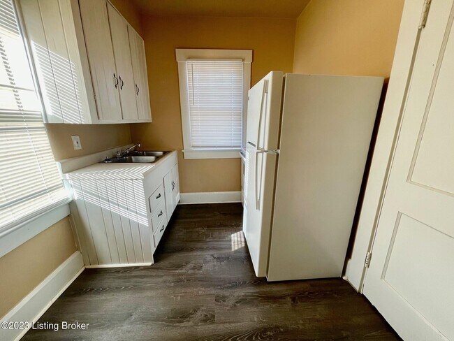 Building Photo - 2015 E Oak St