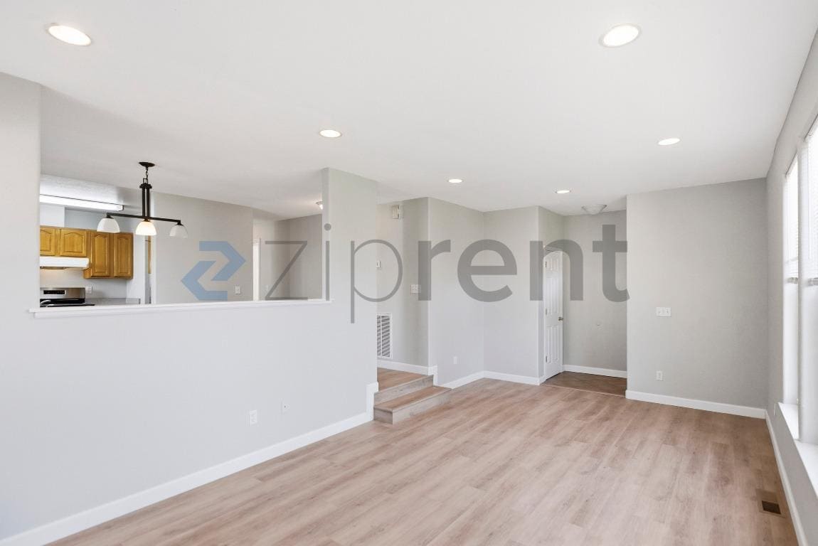 Building Photo - Unit