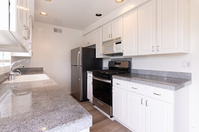 Building Photo - 631 Pacific St