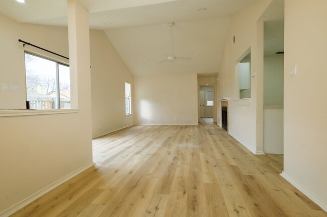 Building Photo - Woodlake ~ 2 Bedroom Duplex