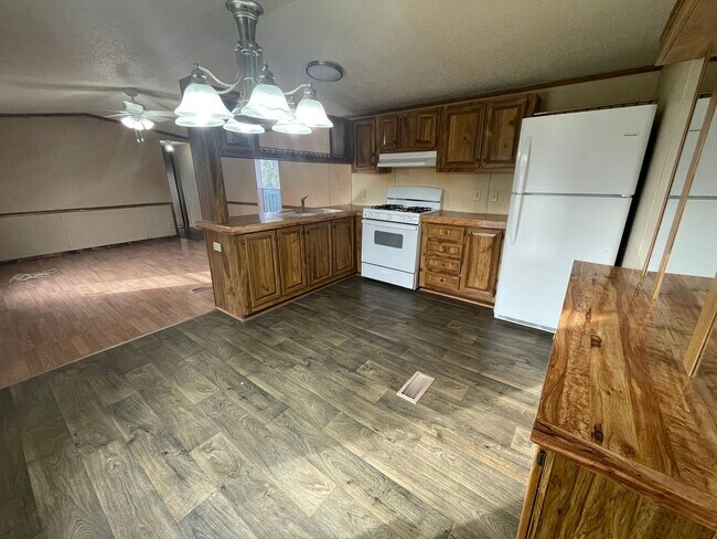 Building Photo - 3 Bedroom/ 2 Bath