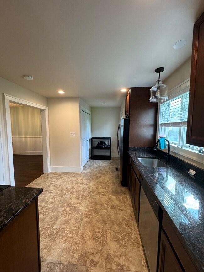 Building Photo - 129 Laurel Rd