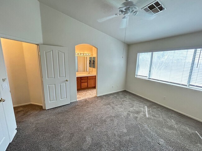 Building Photo - Cozy 3Bed/2Bath/2Car Residence located in beautiful Summerlin!