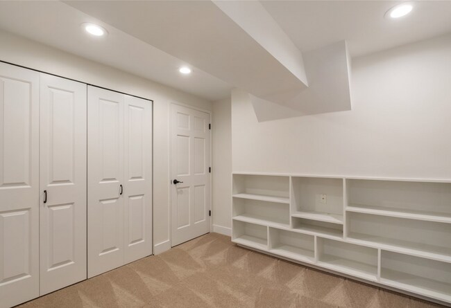 Building Photo - Elegant 4 bed home with Lake Sammamish Vie...
