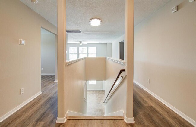 Building Photo - 1211 Reedpoint Dr