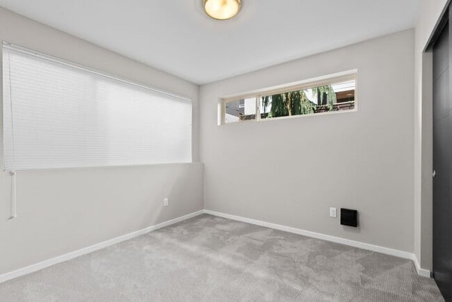 Building Photo - Air Conditioned Judkins Parkside Townhome ...