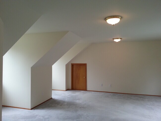 Building Photo - Beautiful Home in Bellevue Lakemont Area