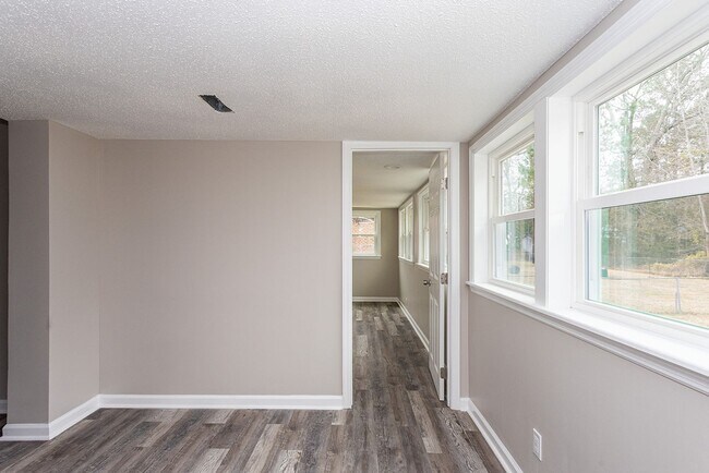 Building Photo - Welcome to this beautiful newly renovated 3-bedroom brick ranch!