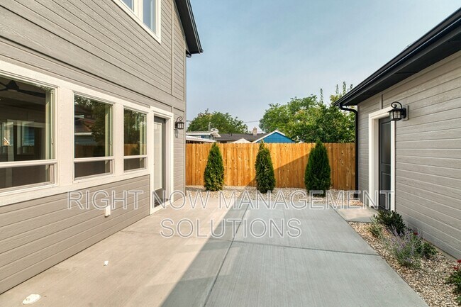 Building Photo - 1806 S Manitou Ave