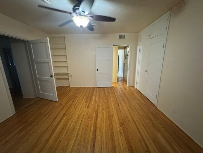 Building Photo - HOUSE