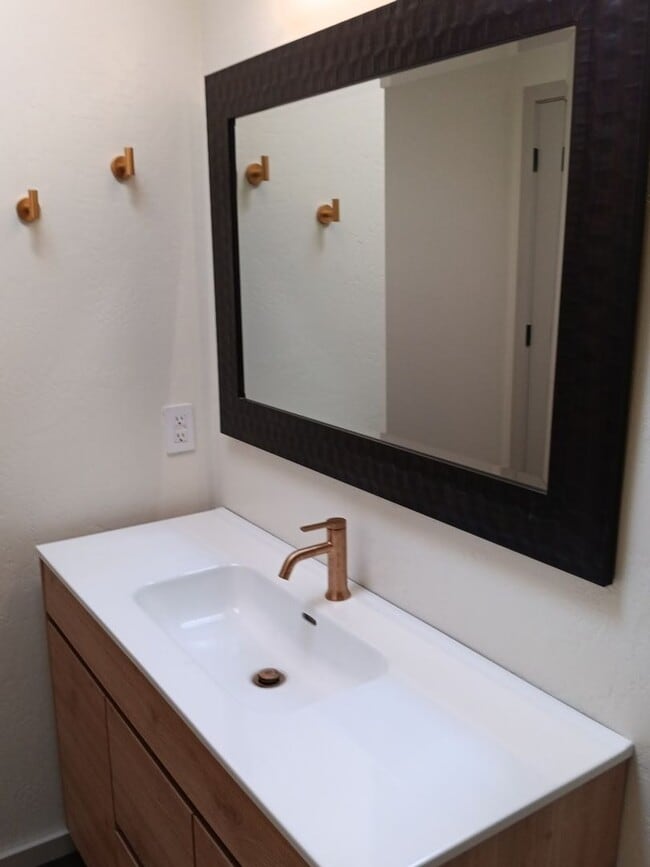 Building Photo - 4 Bedroom, 3 Bathroom Home! Schedule a Showing!!