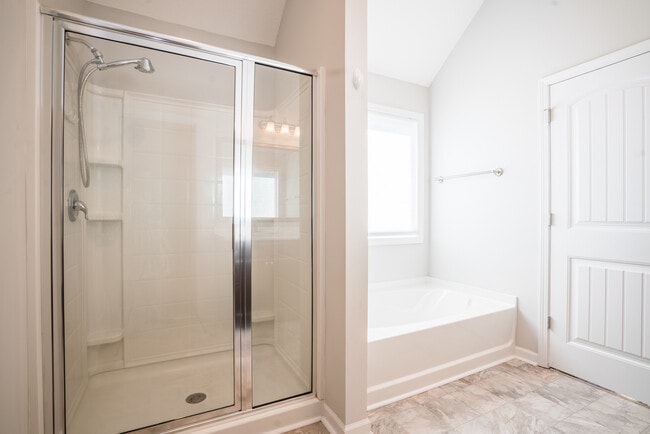 Building Photo - 647 Red Oak Ln