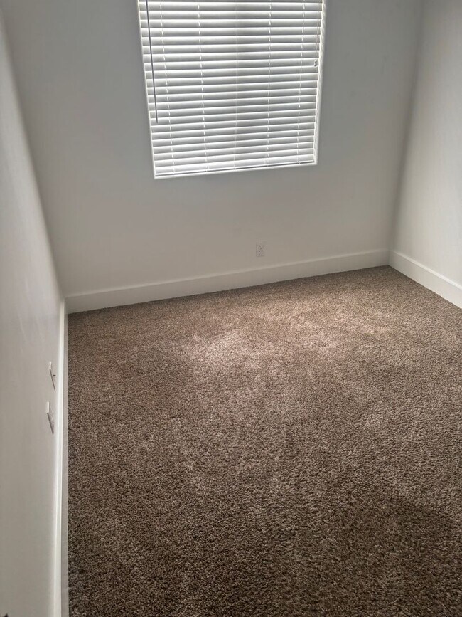 Building Photo - Great Location! Lots of Amenities