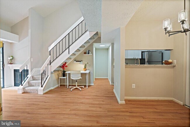 Building Photo - 1605 Carriage House Terrace
