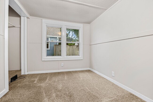 Building Photo - 3 Bedroom 1 Bath 2 Stall Detached Garage