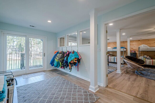 Building Photo - 117 Lakeview Cir