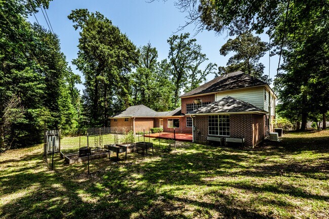 Building Photo - 1002 Amesbury Ct