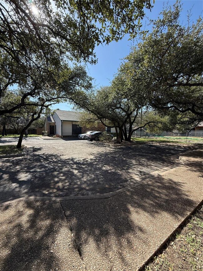 Building Photo - 6501 Columbia Oaks Ct