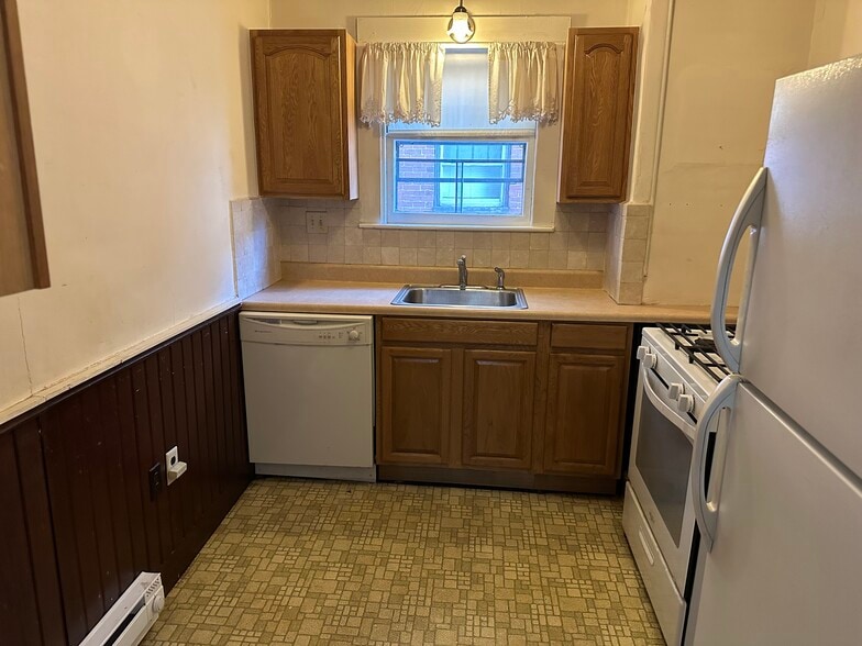 Building Photo - 102 Mount Auburn St