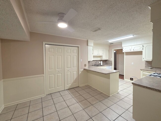 Building Photo - 1404 Woodbridge Dr