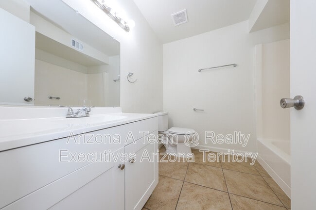 Building Photo - 4020 S Silver Beech Ave