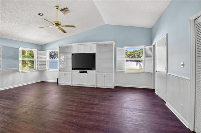 Building Photo - 1599 NW 14th Ave