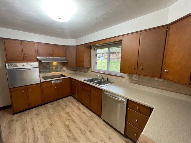 Building Photo - Beautiful 4 Bedroom, 2.5 Bathroom, 3000sq.ft Ranch! Pet Friendly!