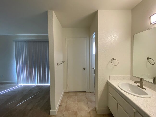 Building Photo - Stunning Townhome in Tanglewood Community