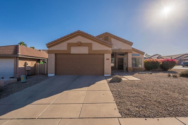 Building Photo - Phoenix Gem: 4 Bedrooms, Pool, and Prime L...