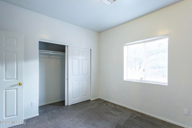 Building Photo - 392 Falcon Ct