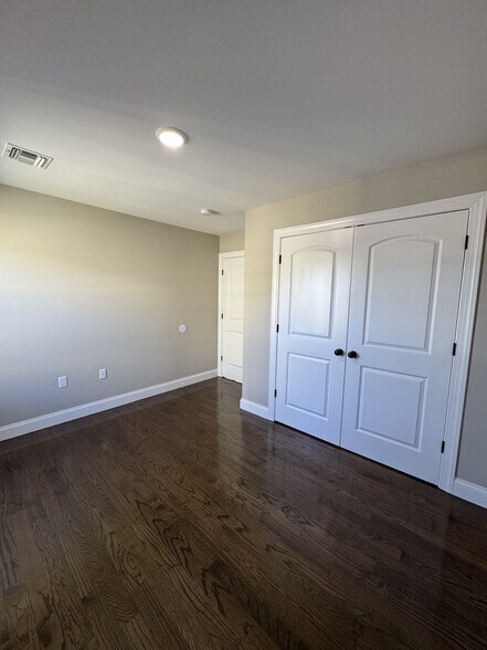 Building Photo - 515 Walnut St