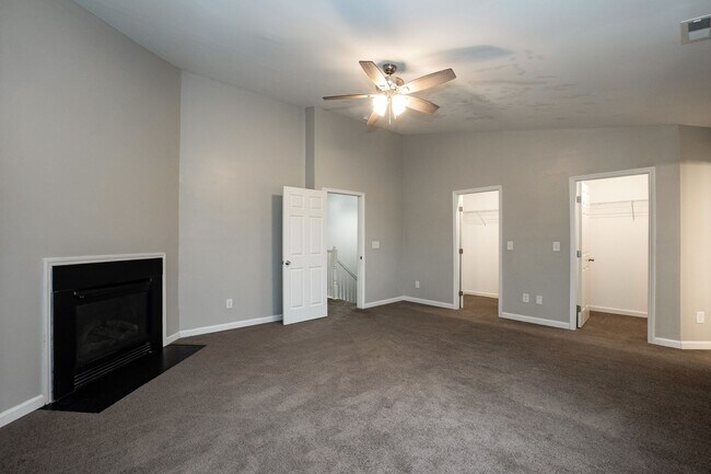 Building Photo - Beautiful Townhouse w/ 1st Floor Bedroom