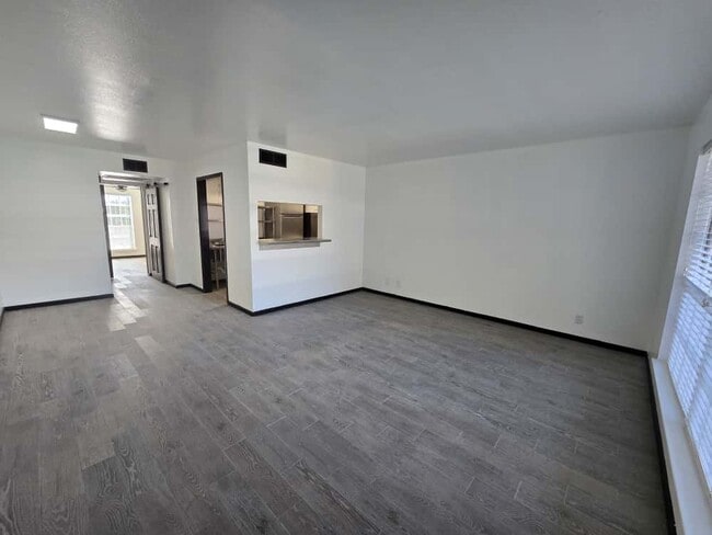 Building Photo - 8401 N New Braunfels Ave