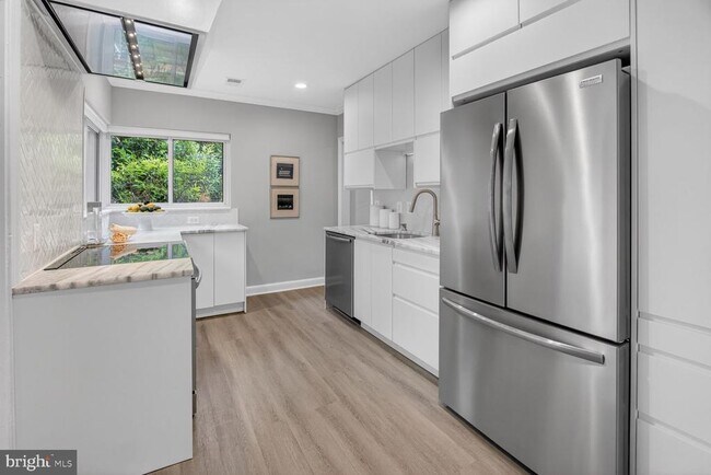 Building Photo - 3305 W Coquelin Terrace