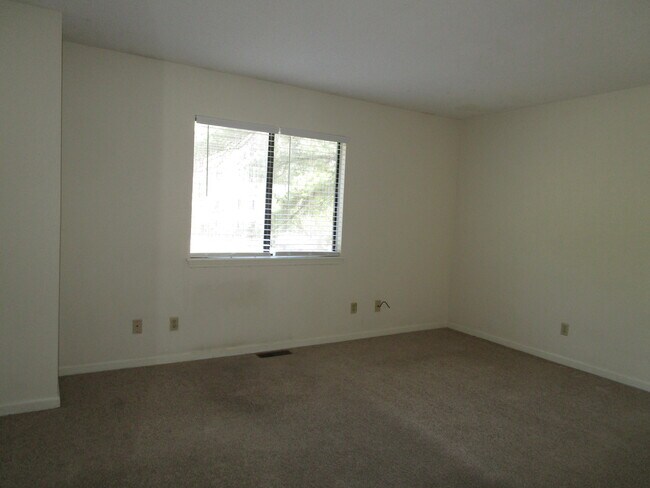 Building Photo - 690 Archdale Dr