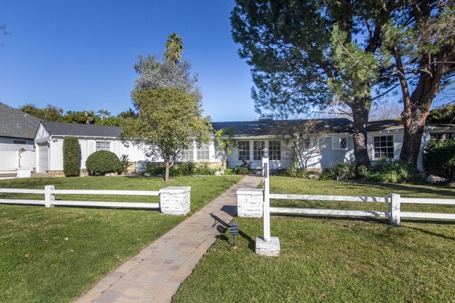 Building Photo - 4668 St Clair Ave