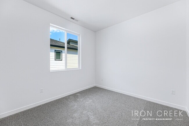 Building Photo - Welcome to your like-new townhome in the h...
