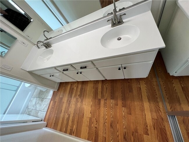 Building Photo - 23401 La Crescenta