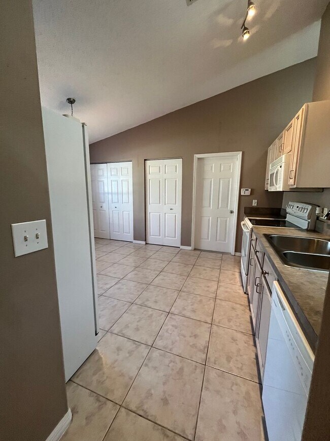 Building Photo - Beautiful Fenced in Yard on a cul-de-sac!!!