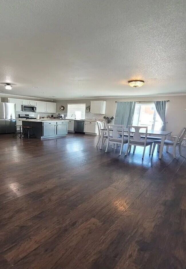 Building Photo - Spacious 3 Bed, 2.5 Bath home with Loft