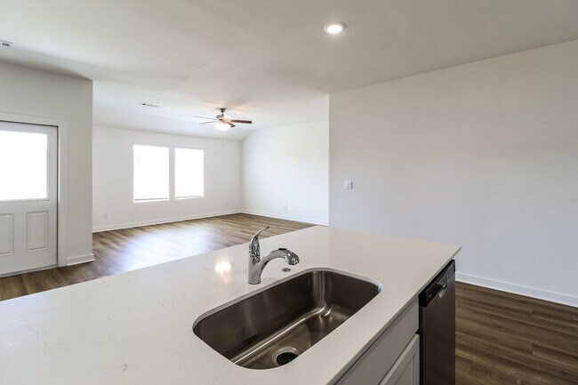 Building Photo - 110 E Fredonia Ct
