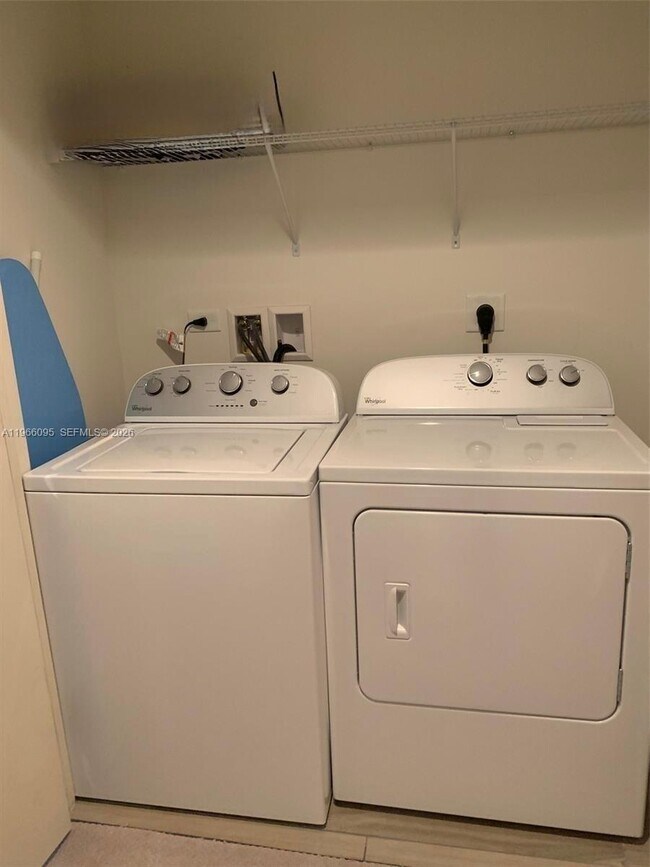 Building Photo - 999 SW 1st Ave