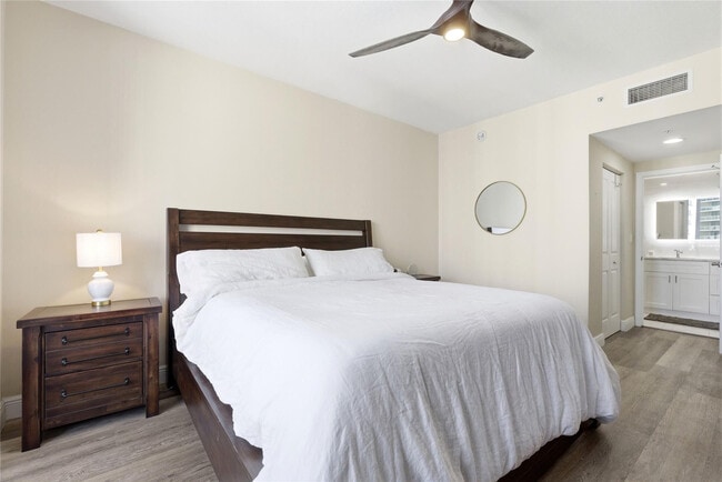 Building Photo - 511 SE 5 Ave