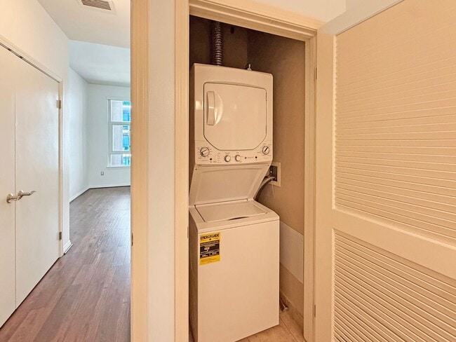 Building Photo - Modern Downtown Condo – 2BR/1BA in the Hea...