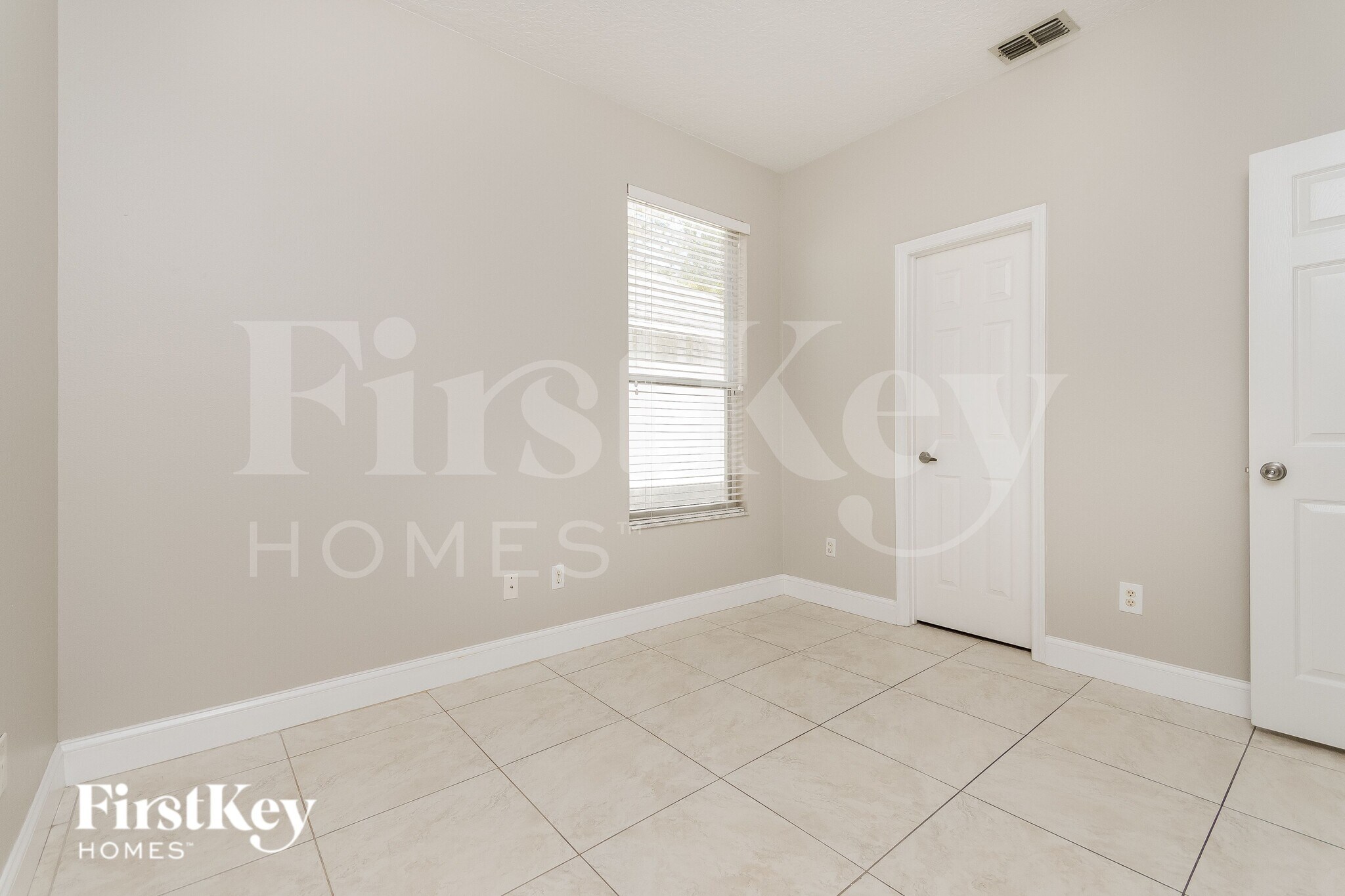 Building Photo - 4760 High Oak Ct